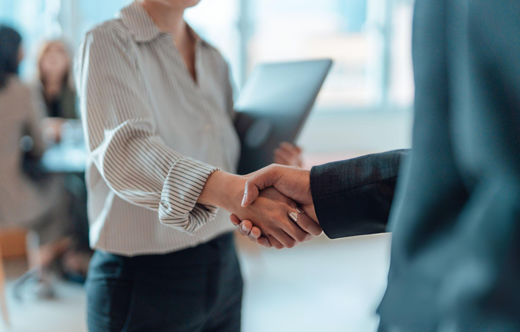 Docent die presentatie geeft aan studenten